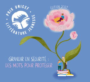 Affiche de l'édition 2027, une rose (avec des mots inscrits sur ses pétales et feuilles) s'élève d'un tas de livres qui supporte aussi un adulte et un enfant en train d'arroser la rose.